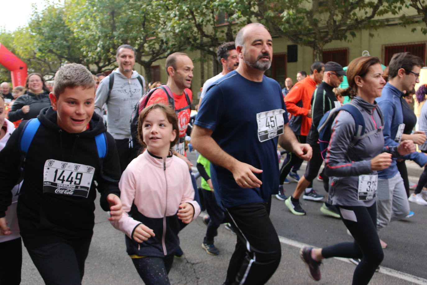 Centenares de personas se suman a la prueba no competitiva para disfrutar de una mañana de deporte.