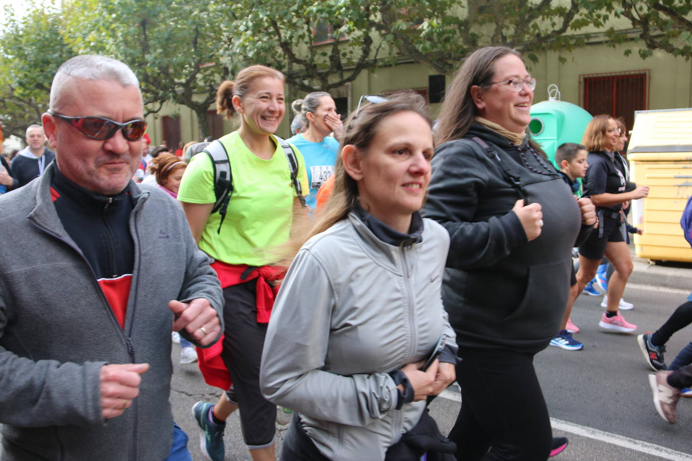 Centenares de personas se suman a la prueba no competitiva para disfrutar de una mañana de deporte.