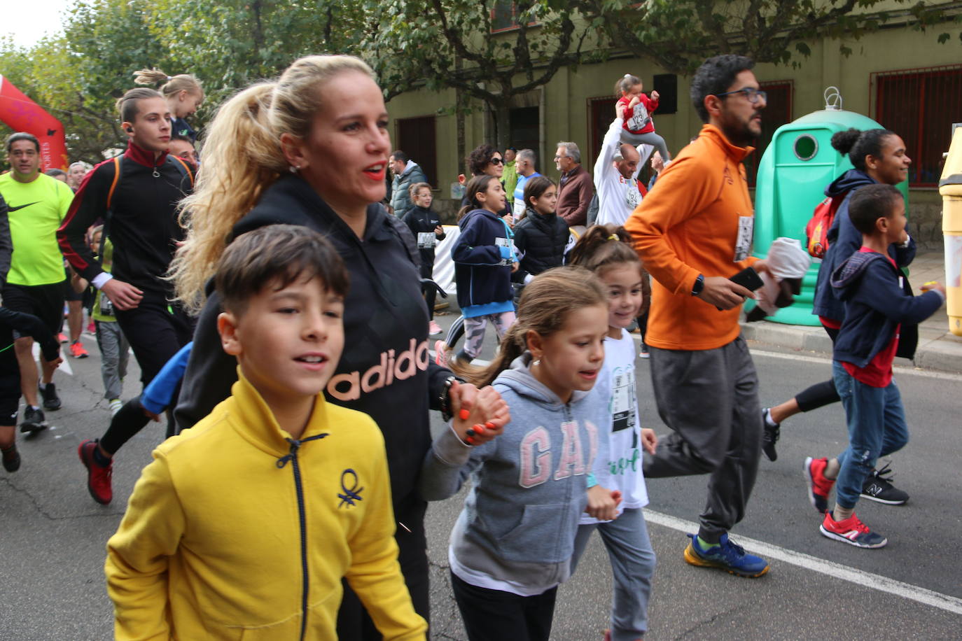 Centenares de personas se suman a la prueba no competitiva para disfrutar de una mañana de deporte.