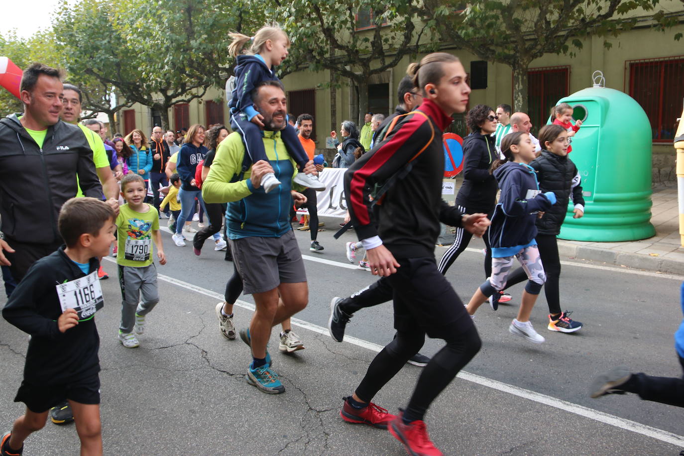 Centenares de personas se suman a la prueba no competitiva para disfrutar de una mañana de deporte.