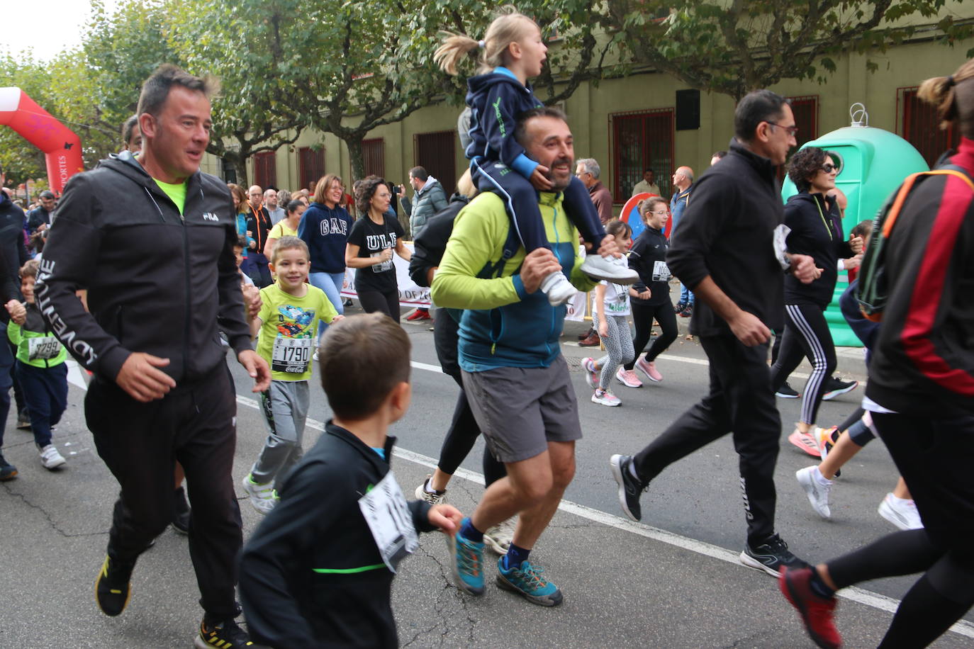 Centenares de personas se suman a la prueba no competitiva para disfrutar de una mañana de deporte.