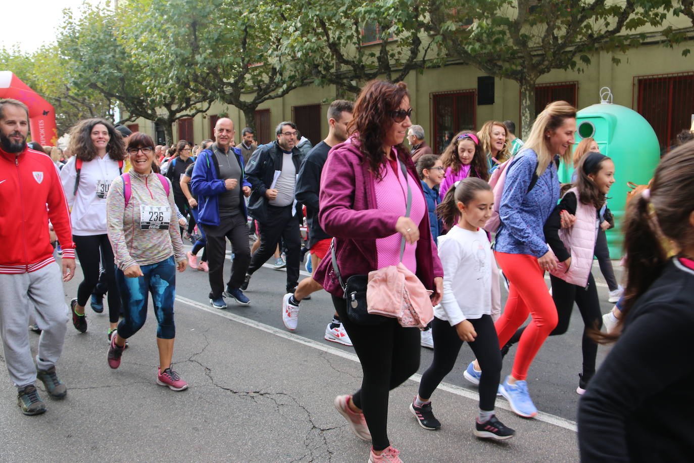 Centenares de personas se suman a la prueba no competitiva para disfrutar de una mañana de deporte.