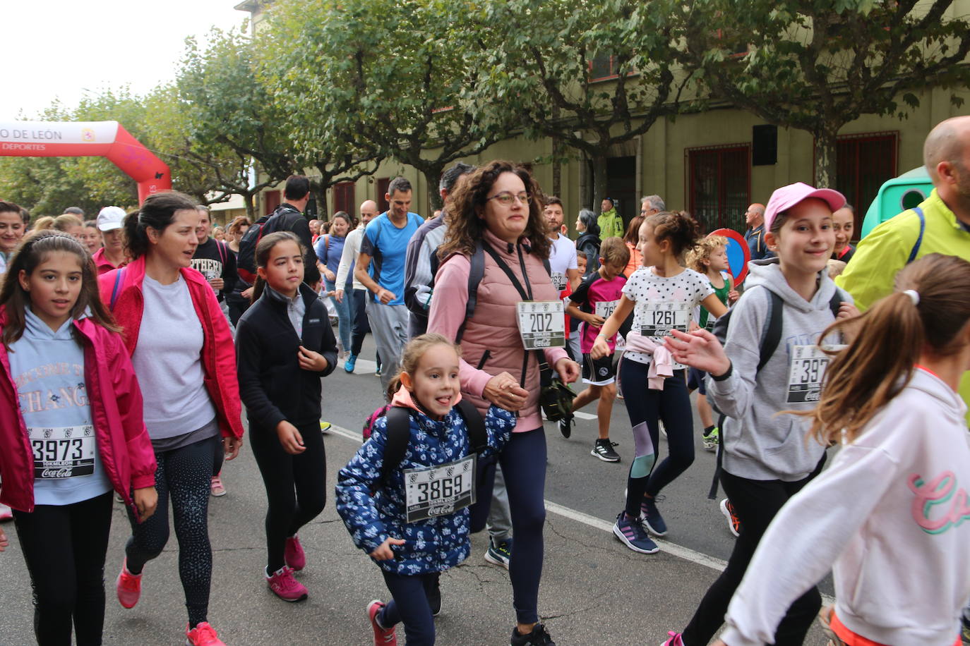 Centenares de personas se suman a la prueba no competitiva para disfrutar de una mañana de deporte.