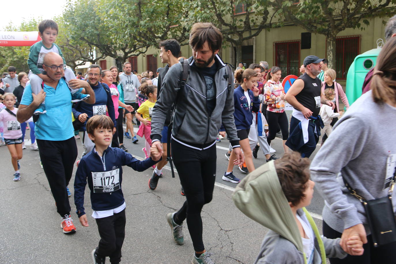 Centenares de personas se suman a la prueba no competitiva para disfrutar de una mañana de deporte.