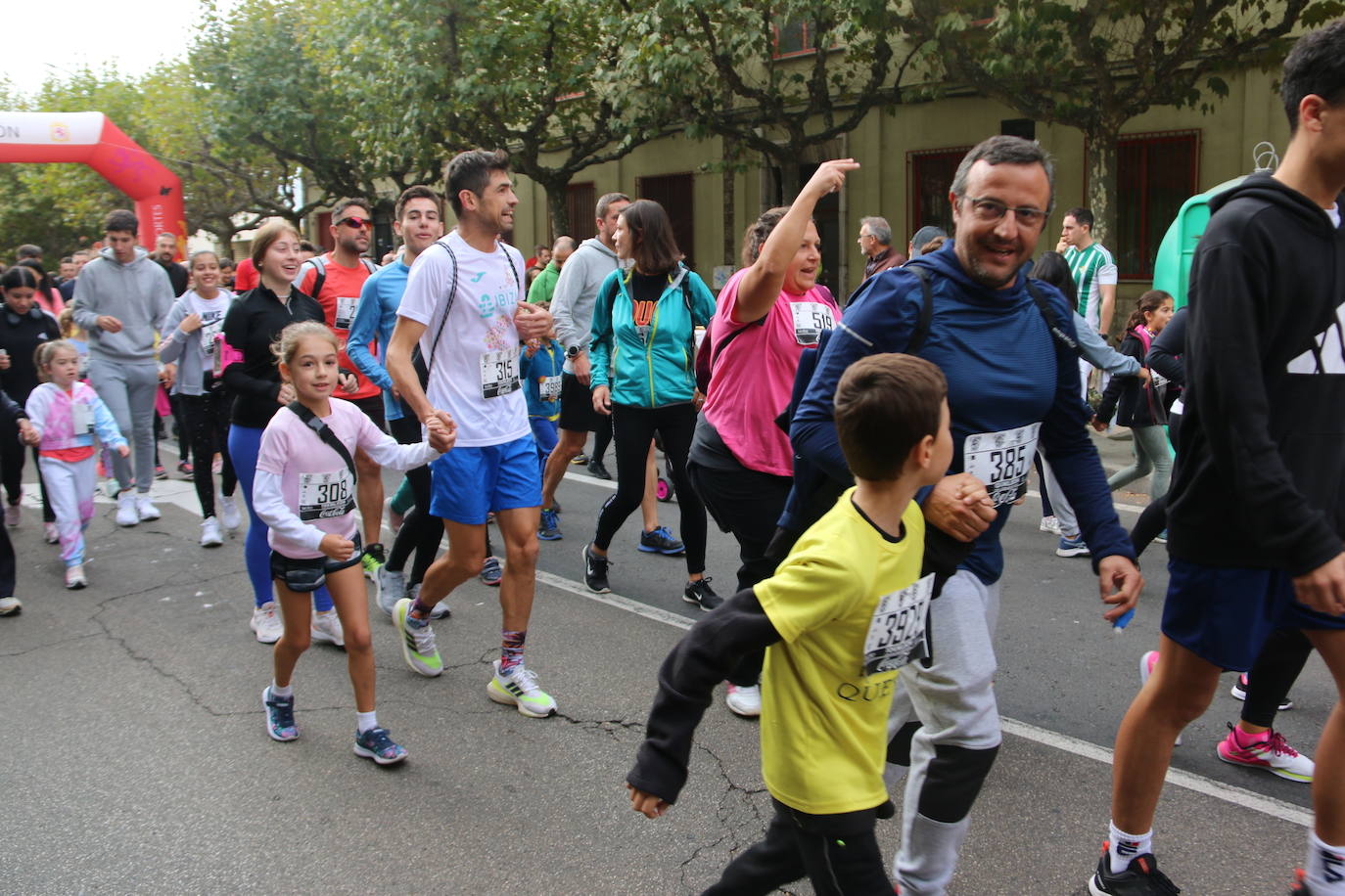 Centenares de personas se suman a la prueba no competitiva para disfrutar de una mañana de deporte.