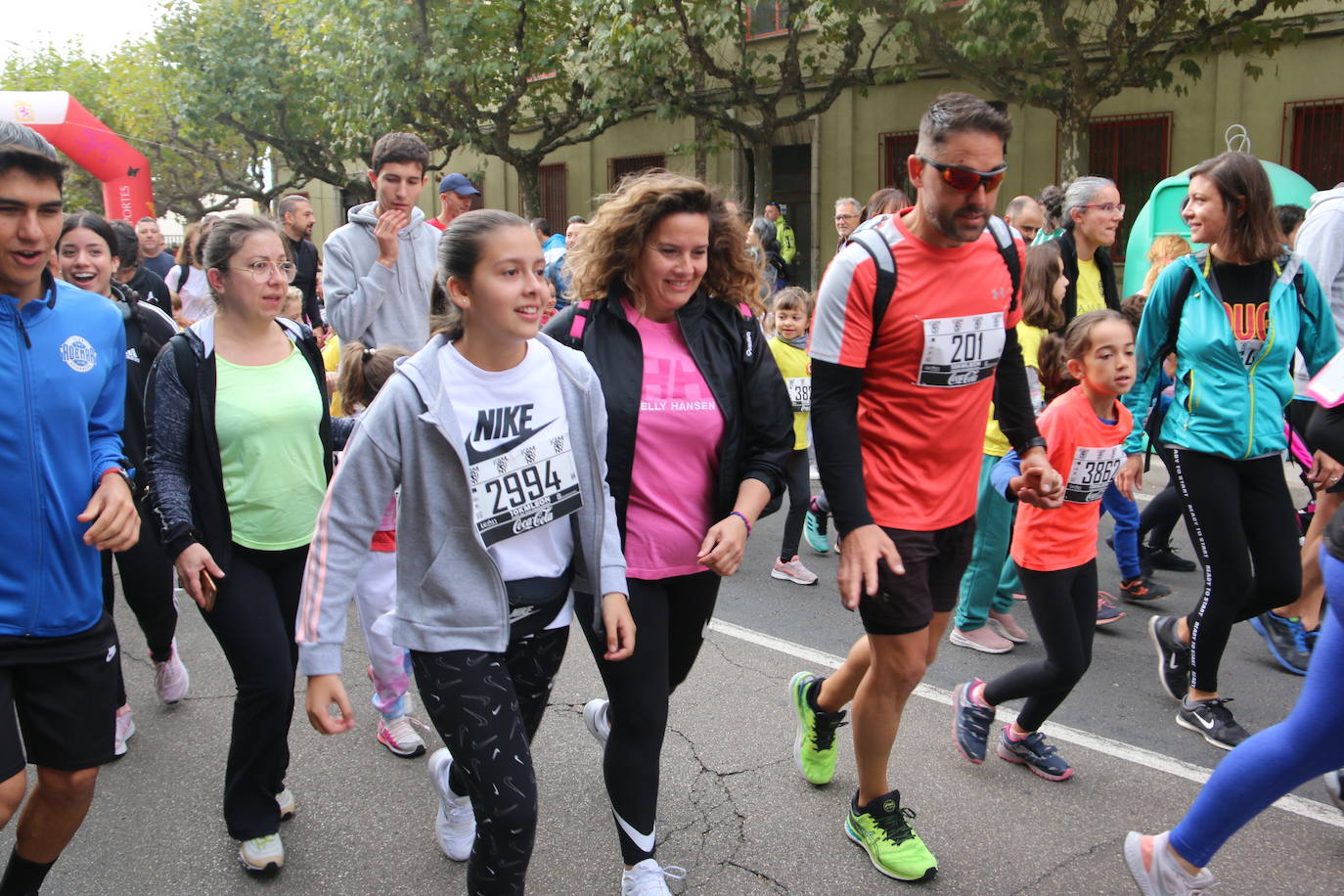 Centenares de personas se suman a la prueba no competitiva para disfrutar de una mañana de deporte.