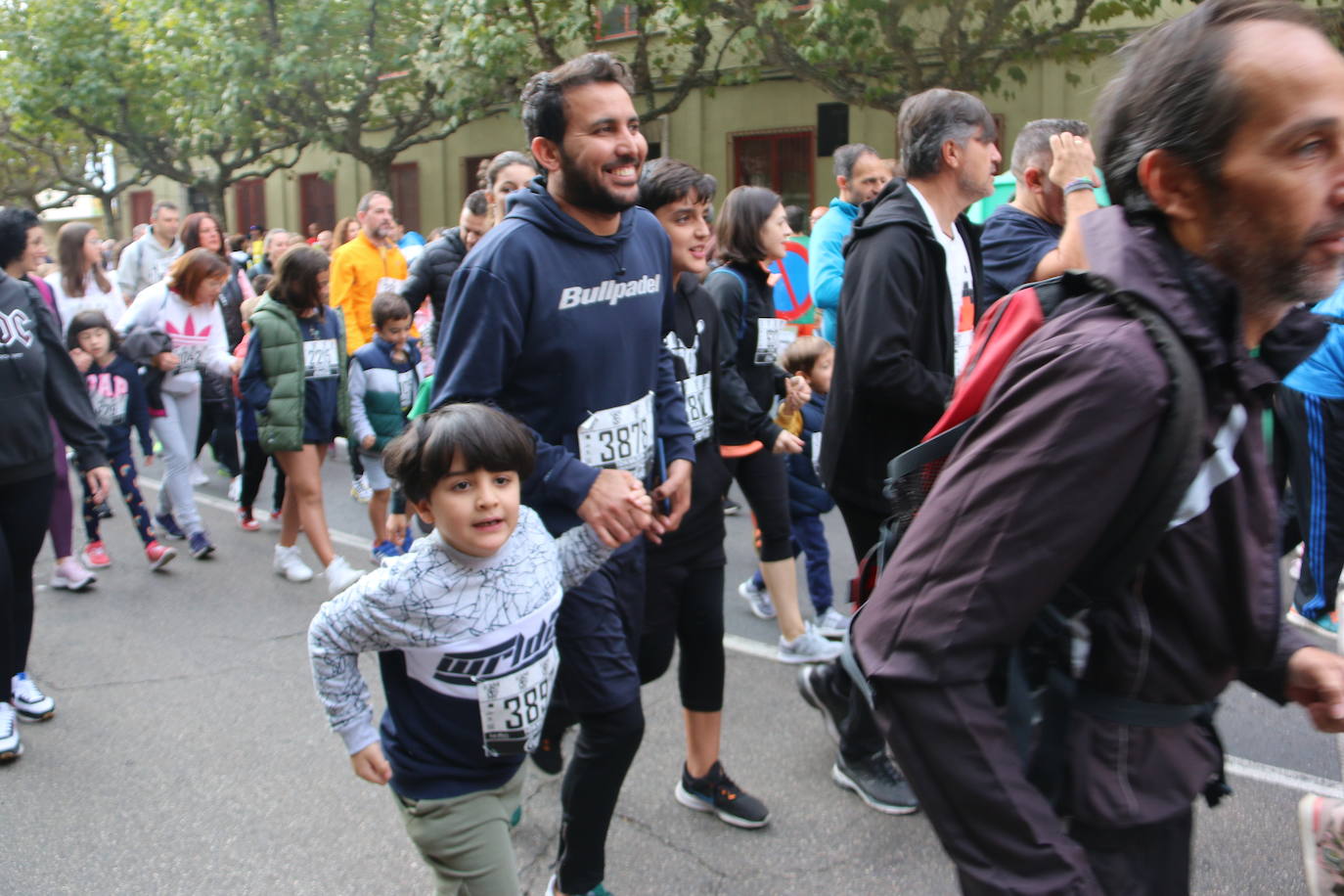 Centenares de personas se suman a la prueba no competitiva para disfrutar de una mañana de deporte.