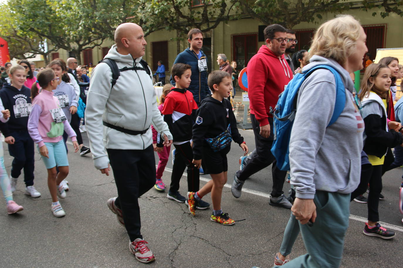 Centenares de personas se suman a la prueba no competitiva para disfrutar de una mañana de deporte.