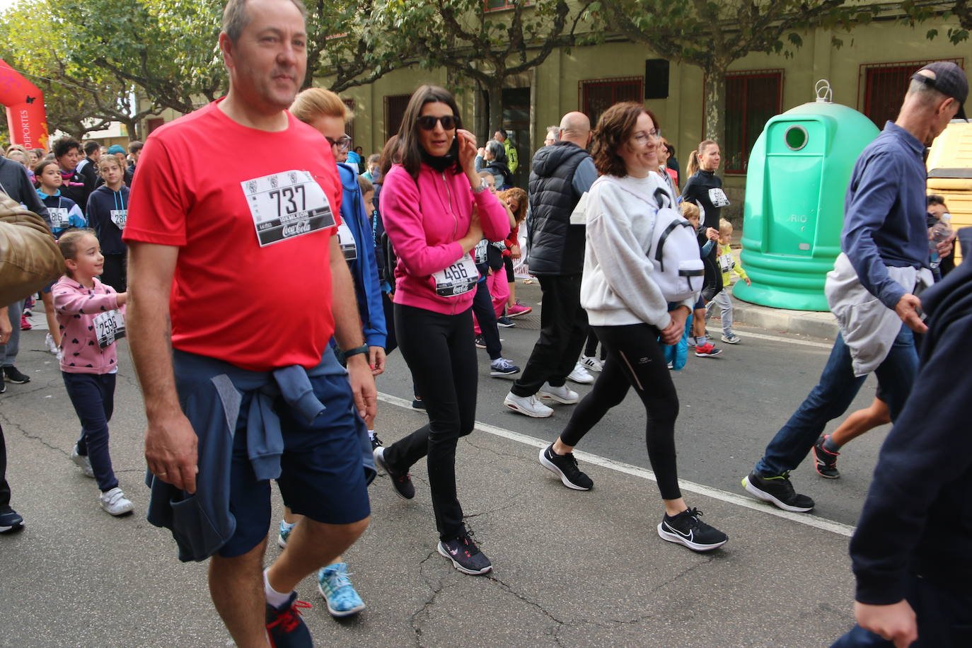 Centenares de personas se suman a la prueba no competitiva para disfrutar de una mañana de deporte.