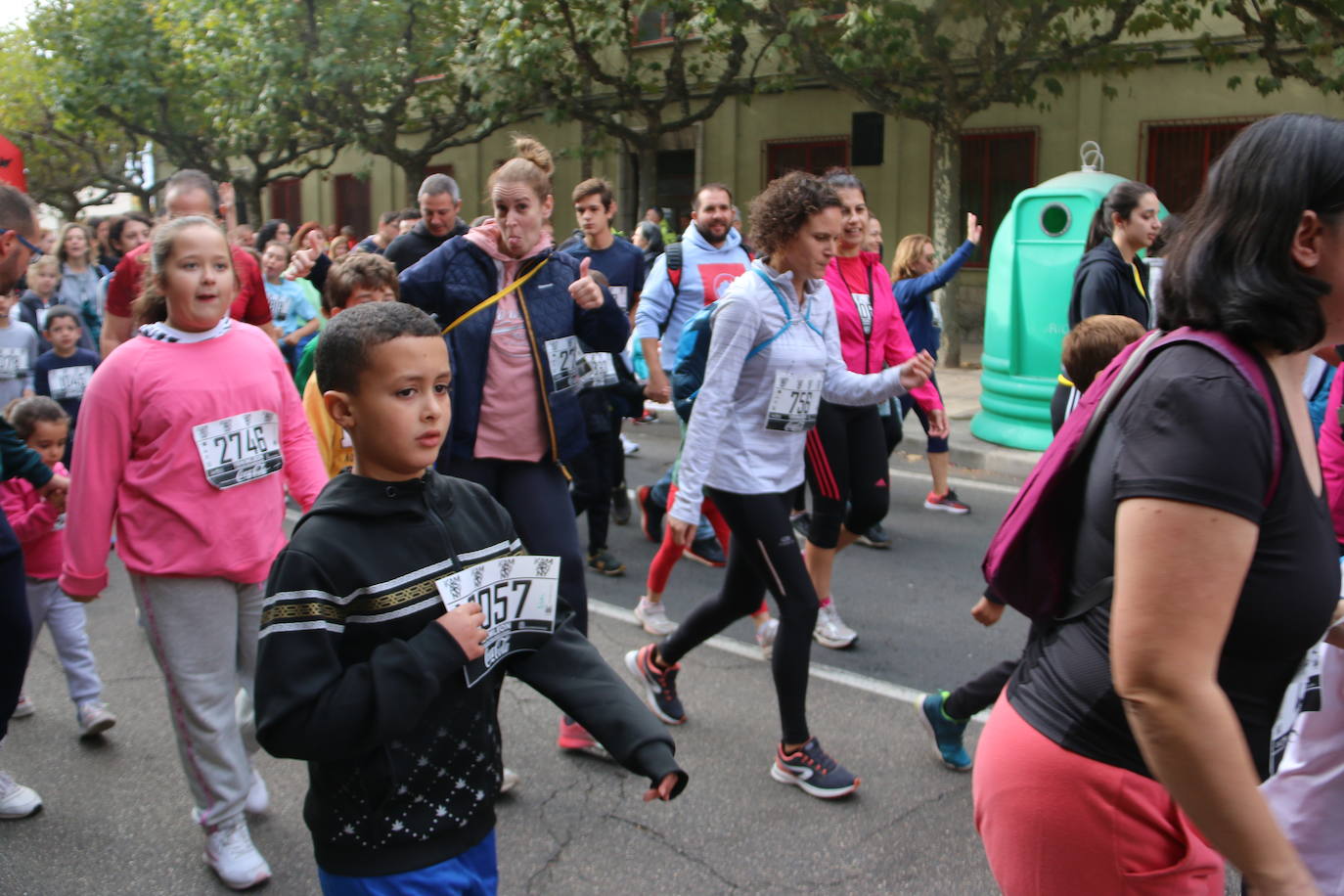 Centenares de personas se suman a la prueba no competitiva para disfrutar de una mañana de deporte.