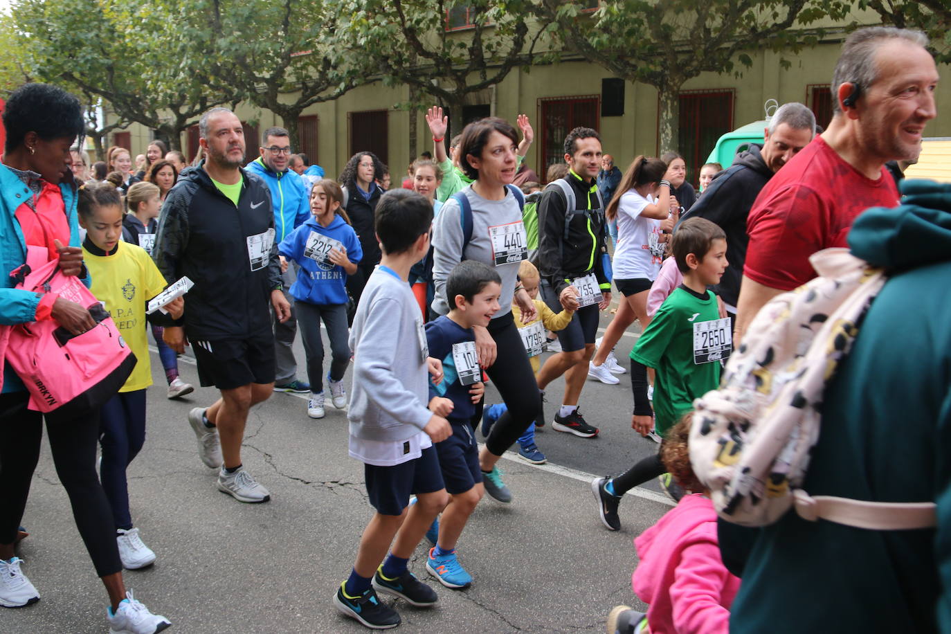 Centenares de personas se suman a la prueba no competitiva para disfrutar de una mañana de deporte.