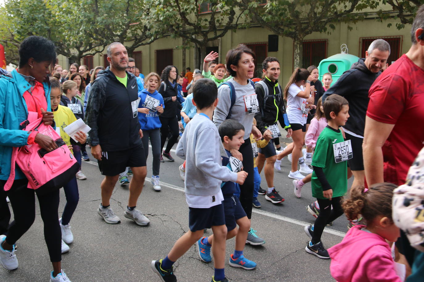 Centenares de personas se suman a la prueba no competitiva para disfrutar de una mañana de deporte.