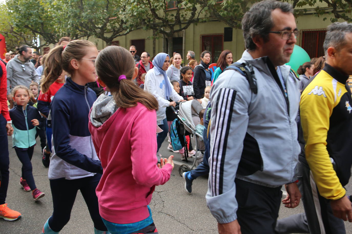 Centenares de personas se suman a la prueba no competitiva para disfrutar de una mañana de deporte.