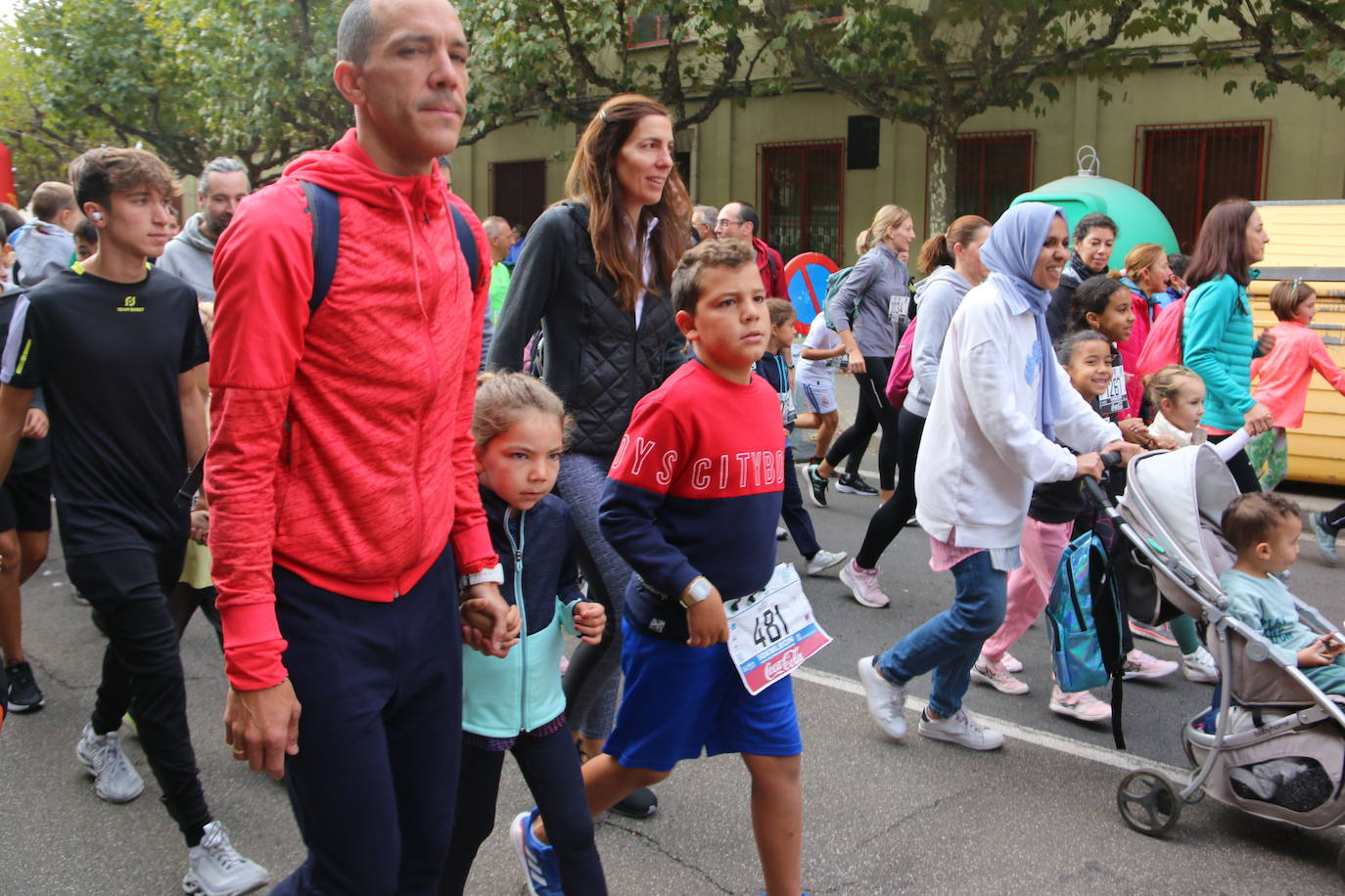 Centenares de personas se suman a la prueba no competitiva para disfrutar de una mañana de deporte.