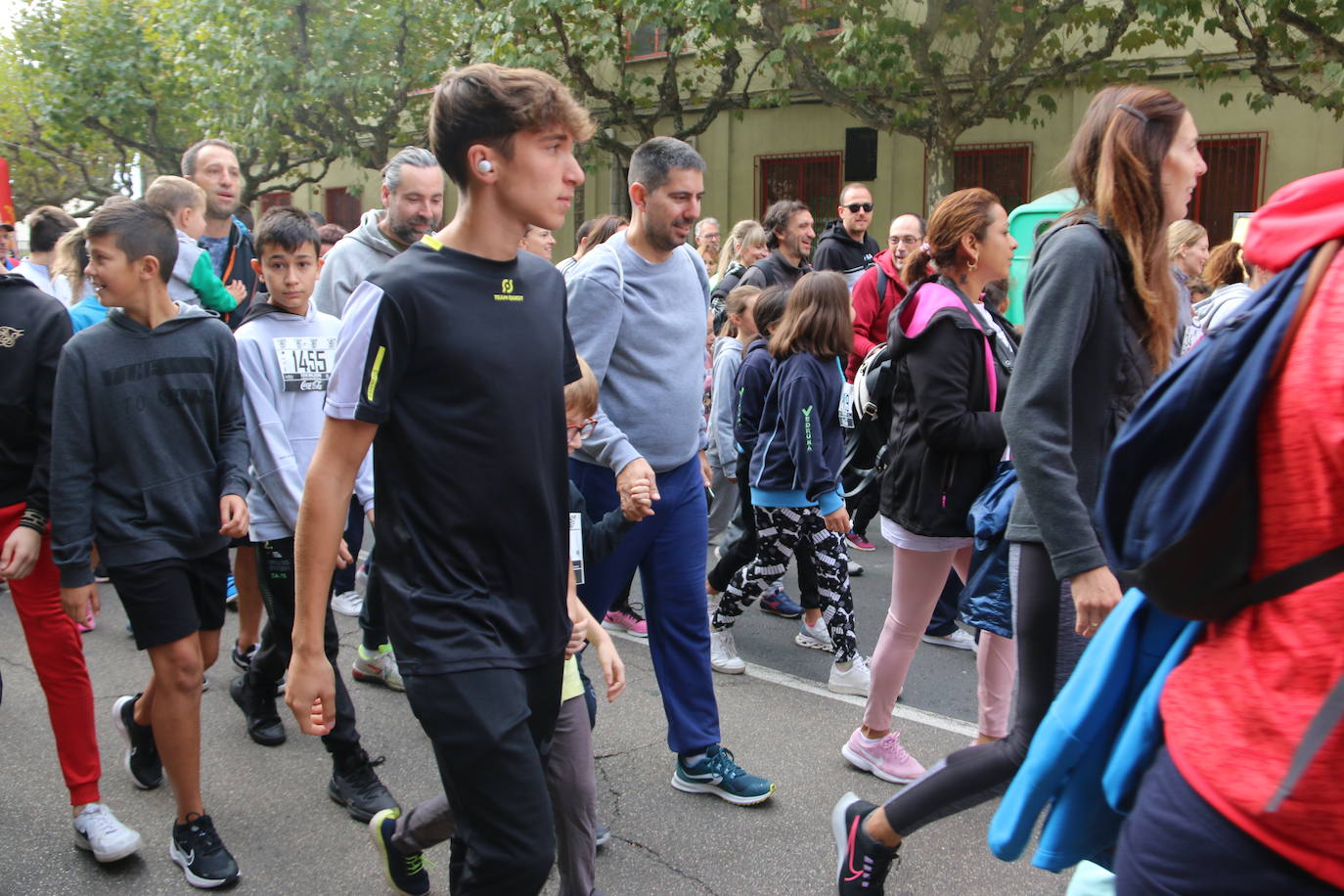 Centenares de personas se suman a la prueba no competitiva para disfrutar de una mañana de deporte.