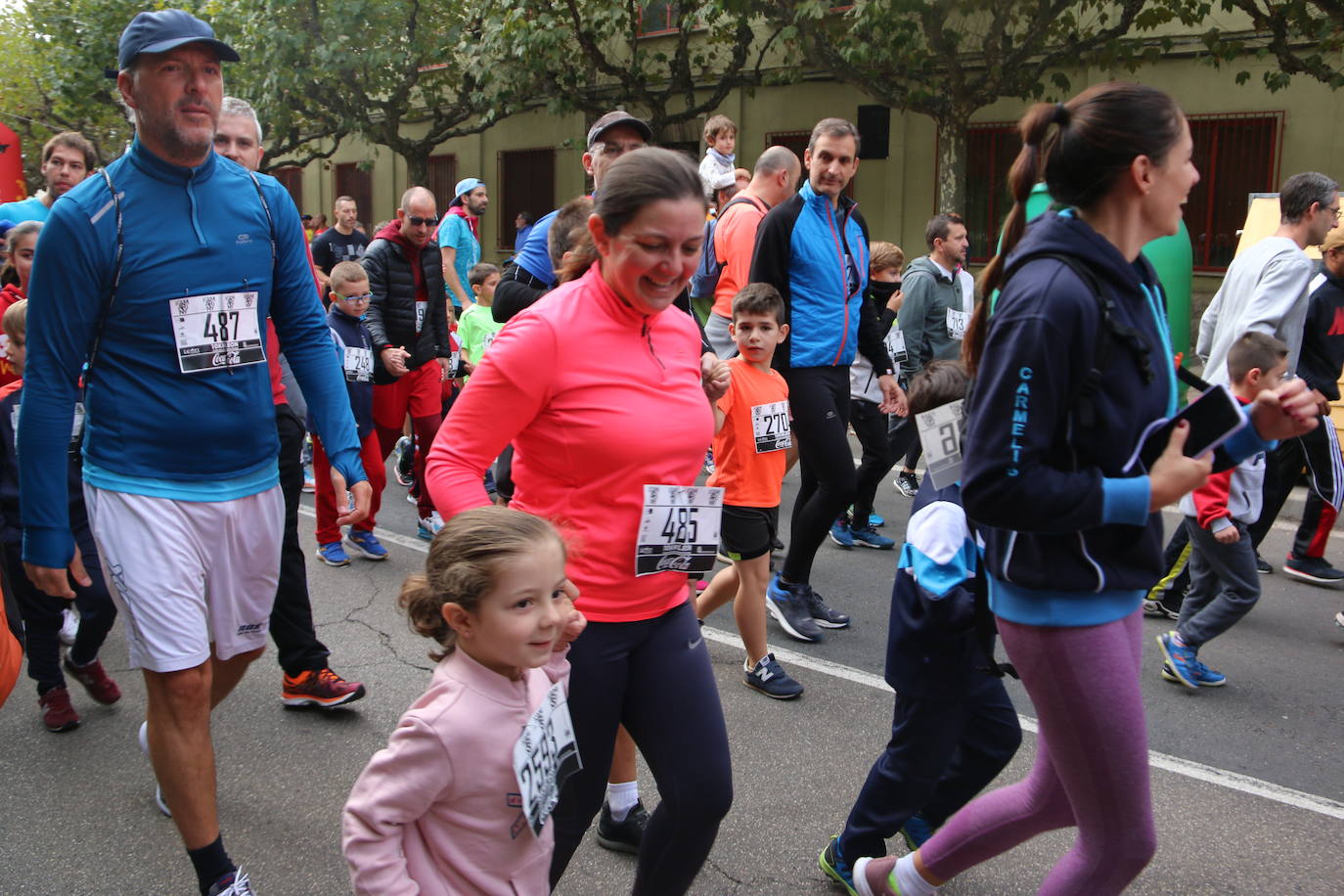 Centenares de personas se suman a la prueba no competitiva para disfrutar de una mañana de deporte.