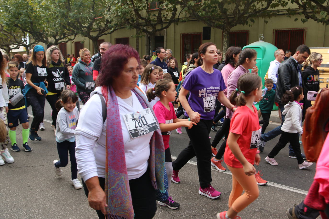 Centenares de personas se suman a la prueba no competitiva para disfrutar de una mañana de deporte.