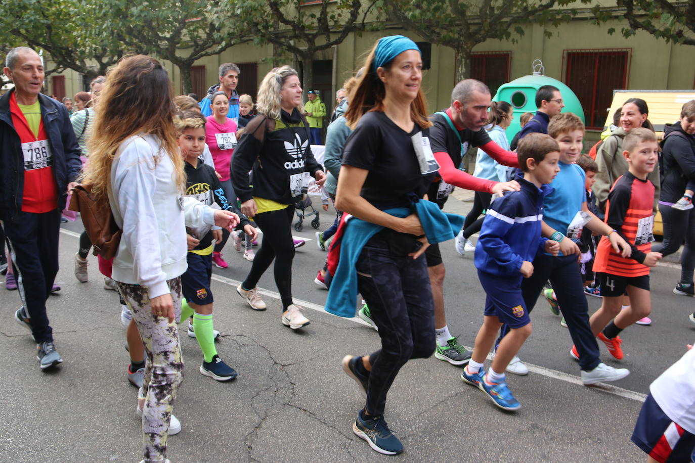 Centenares de personas se suman a la prueba no competitiva para disfrutar de una mañana de deporte.