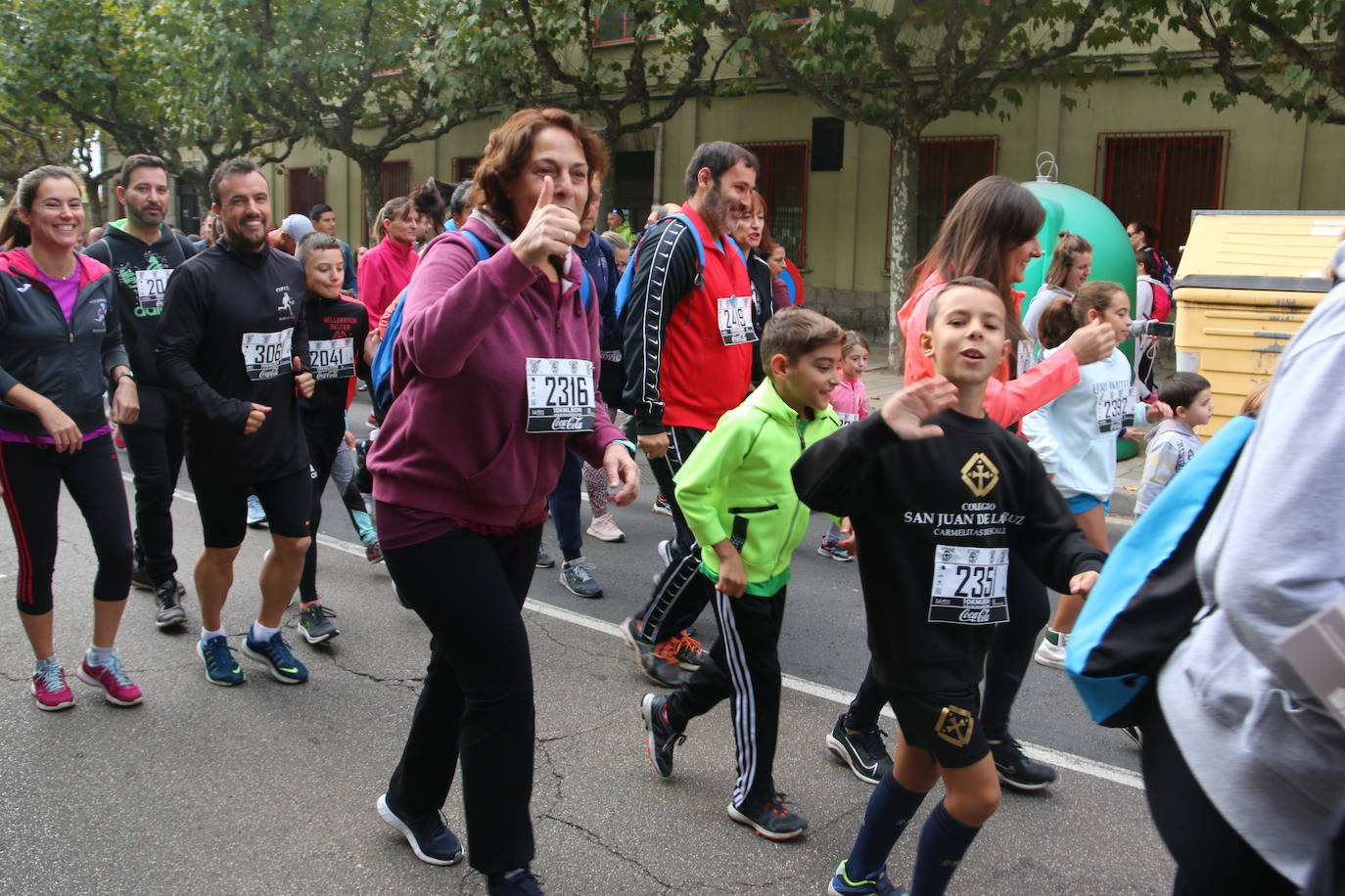 Centenares de personas se suman a la prueba no competitiva para disfrutar de una mañana de deporte.