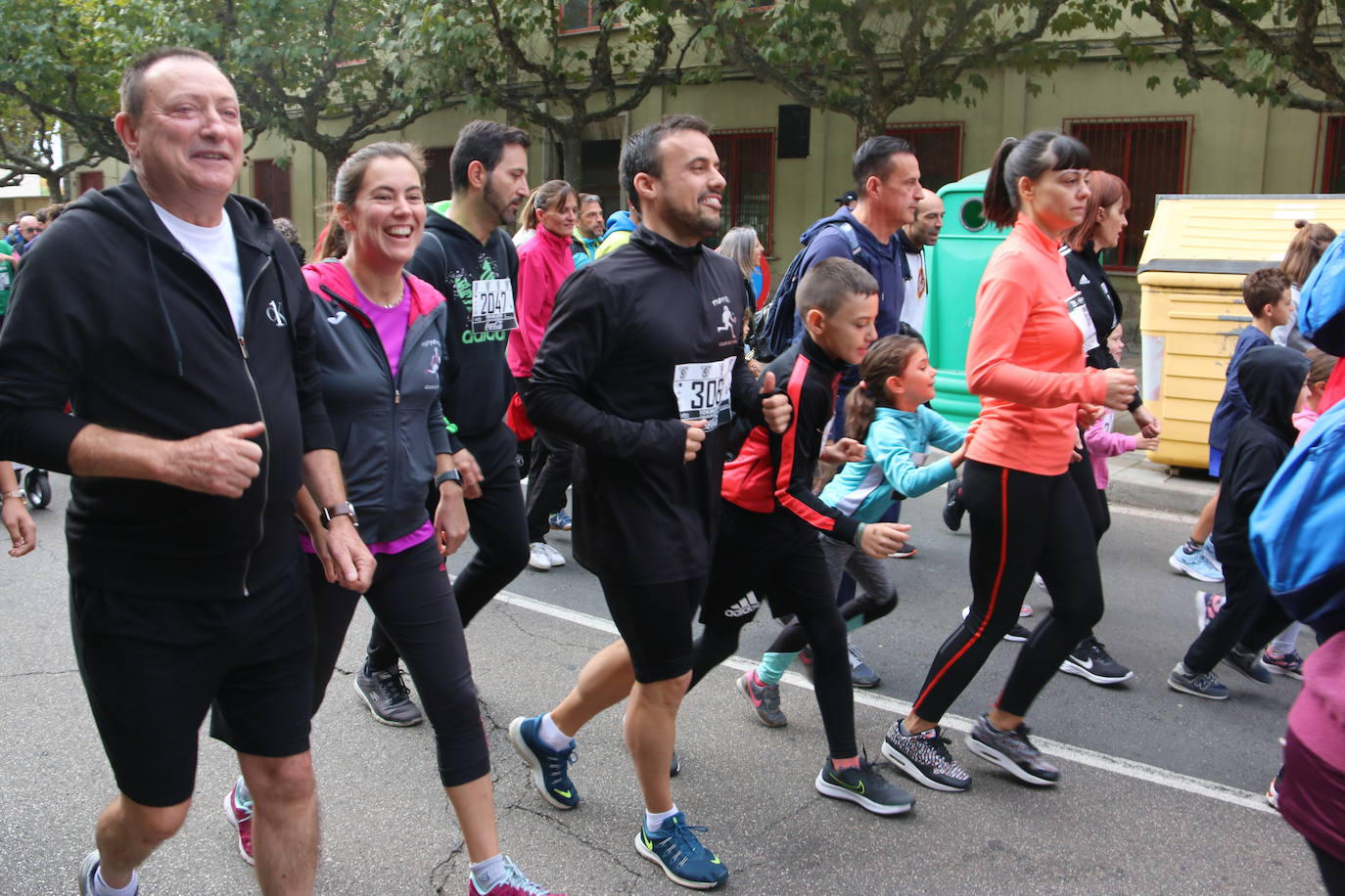 Centenares de personas se suman a la prueba no competitiva para disfrutar de una mañana de deporte.