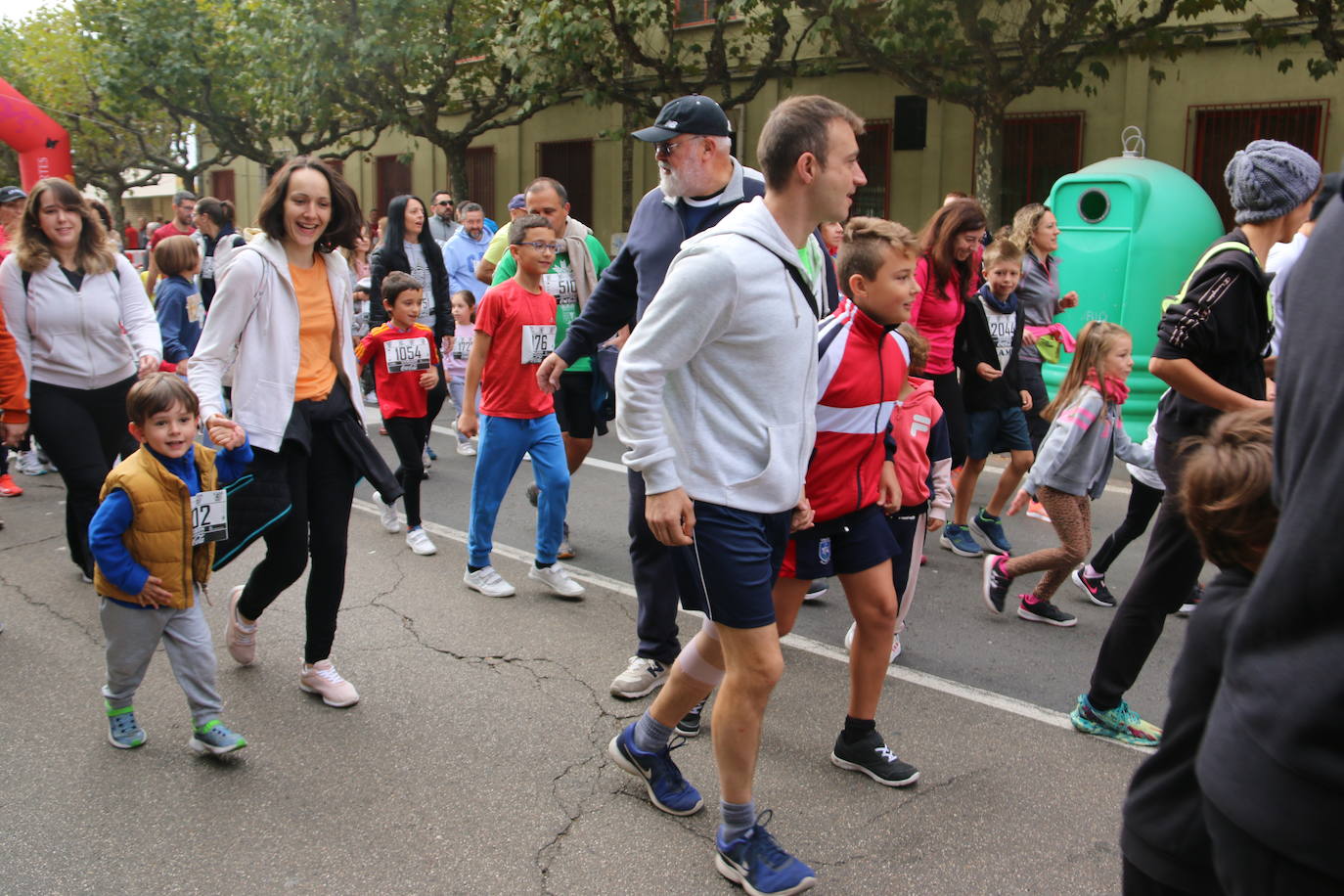 Centenares de personas se suman a la prueba no competitiva para disfrutar de una mañana de deporte.