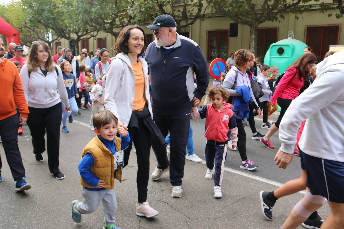 Centenares de personas se suman a la prueba no competitiva para disfrutar de una mañana de deporte.