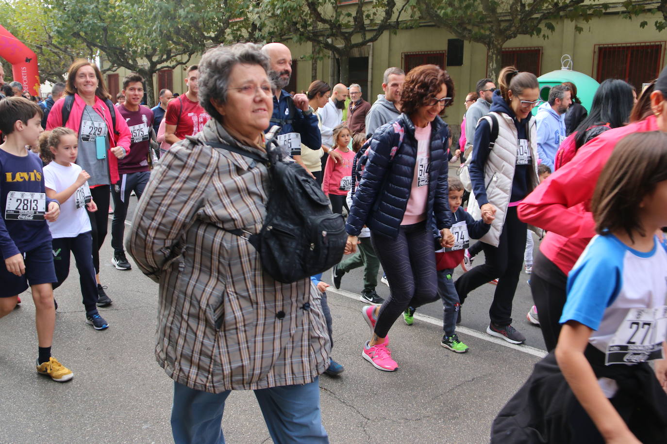 Centenares de personas se suman a la prueba no competitiva para disfrutar de una mañana de deporte.