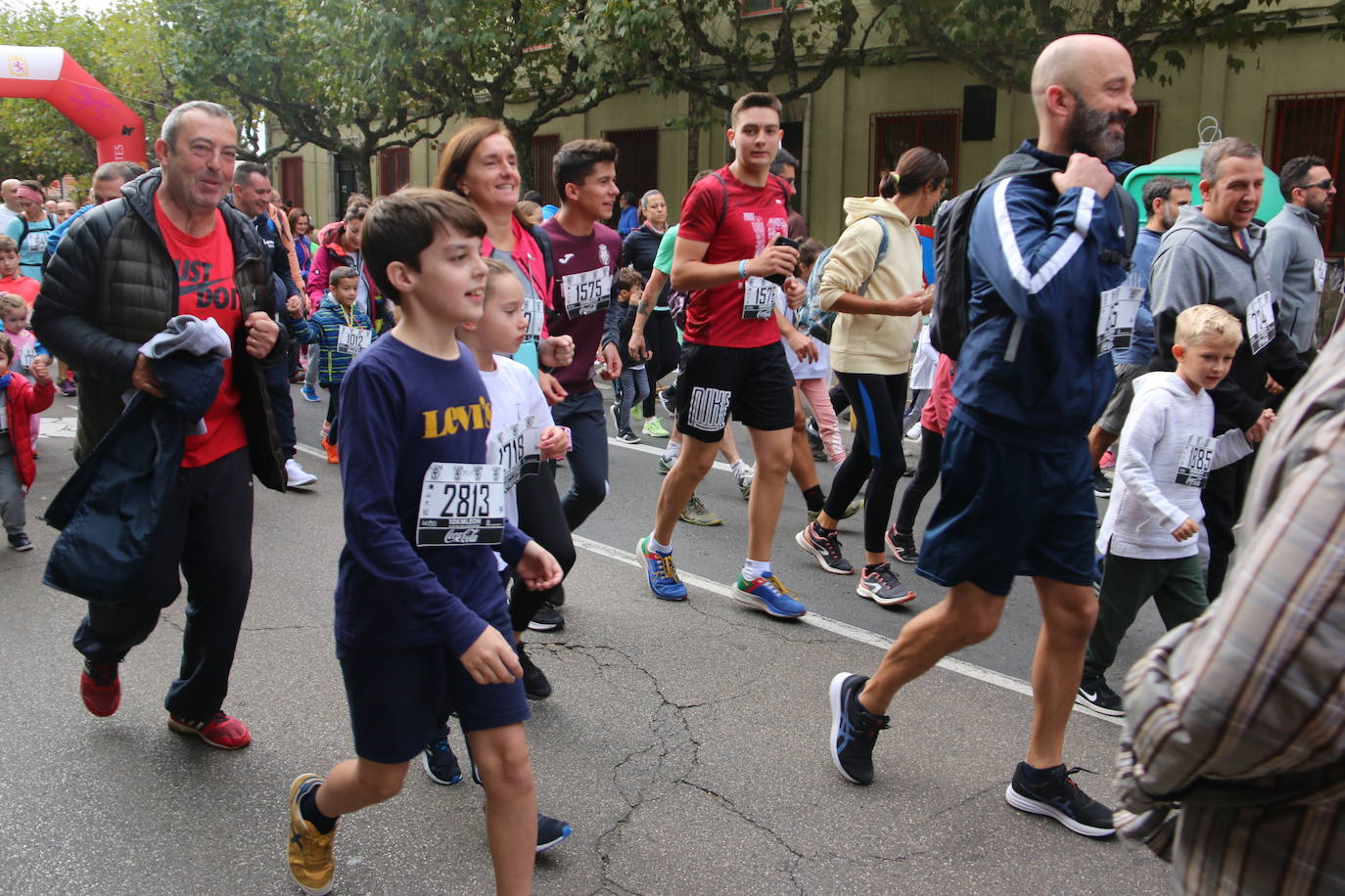 Centenares de personas se suman a la prueba no competitiva para disfrutar de una mañana de deporte.