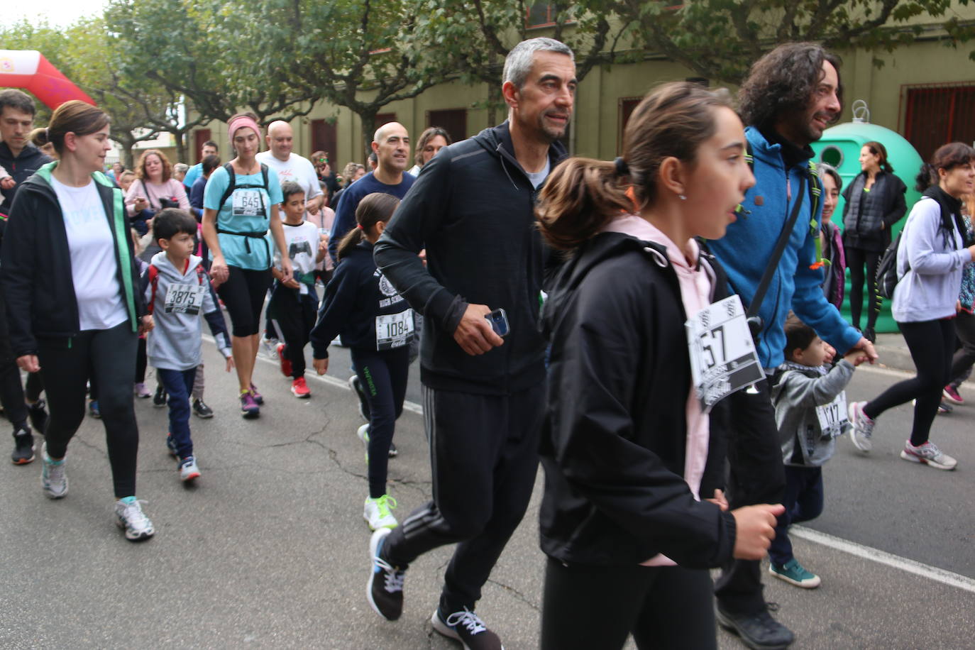 Centenares de personas se suman a la prueba no competitiva para disfrutar de una mañana de deporte.