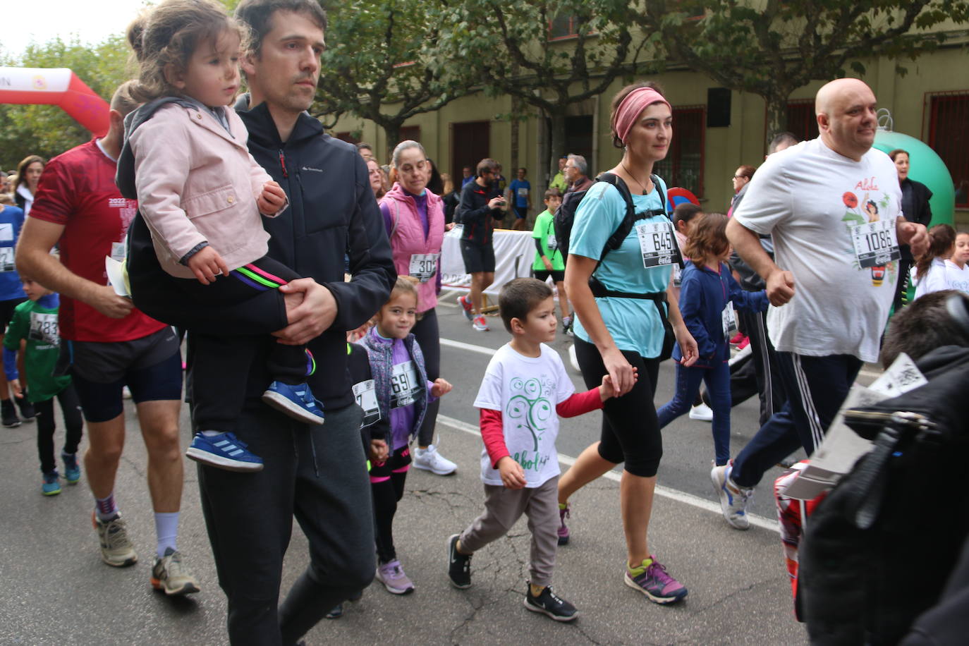 Centenares de personas se suman a la prueba no competitiva para disfrutar de una mañana de deporte.