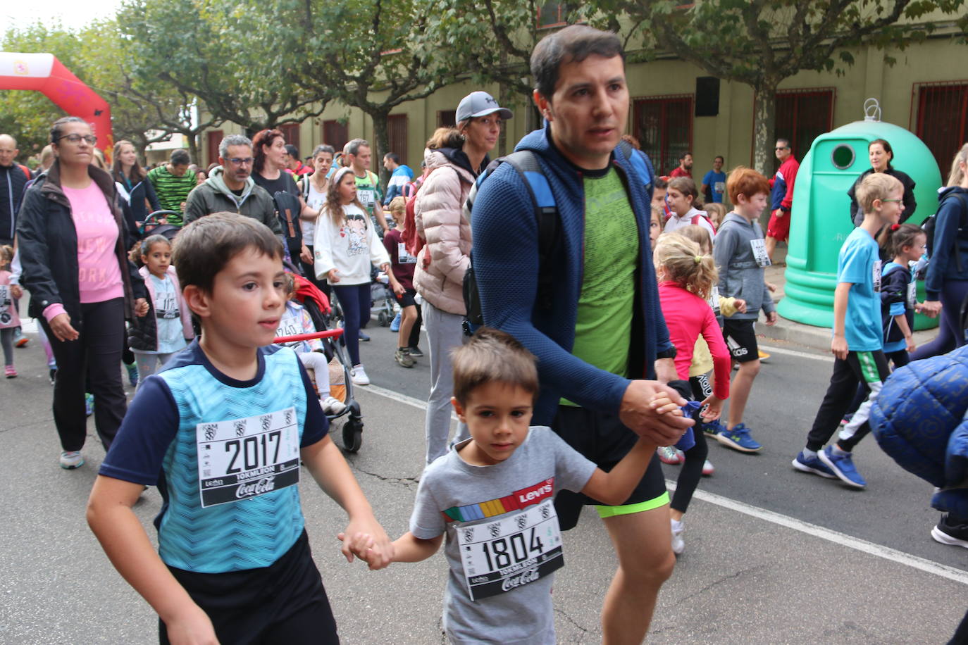 Centenares de personas se suman a la prueba no competitiva para disfrutar de una mañana de deporte.