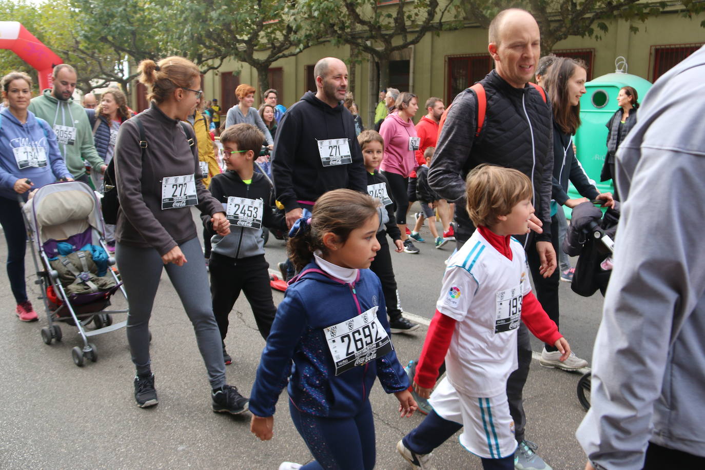 Centenares de personas se suman a la prueba no competitiva para disfrutar de una mañana de deporte.