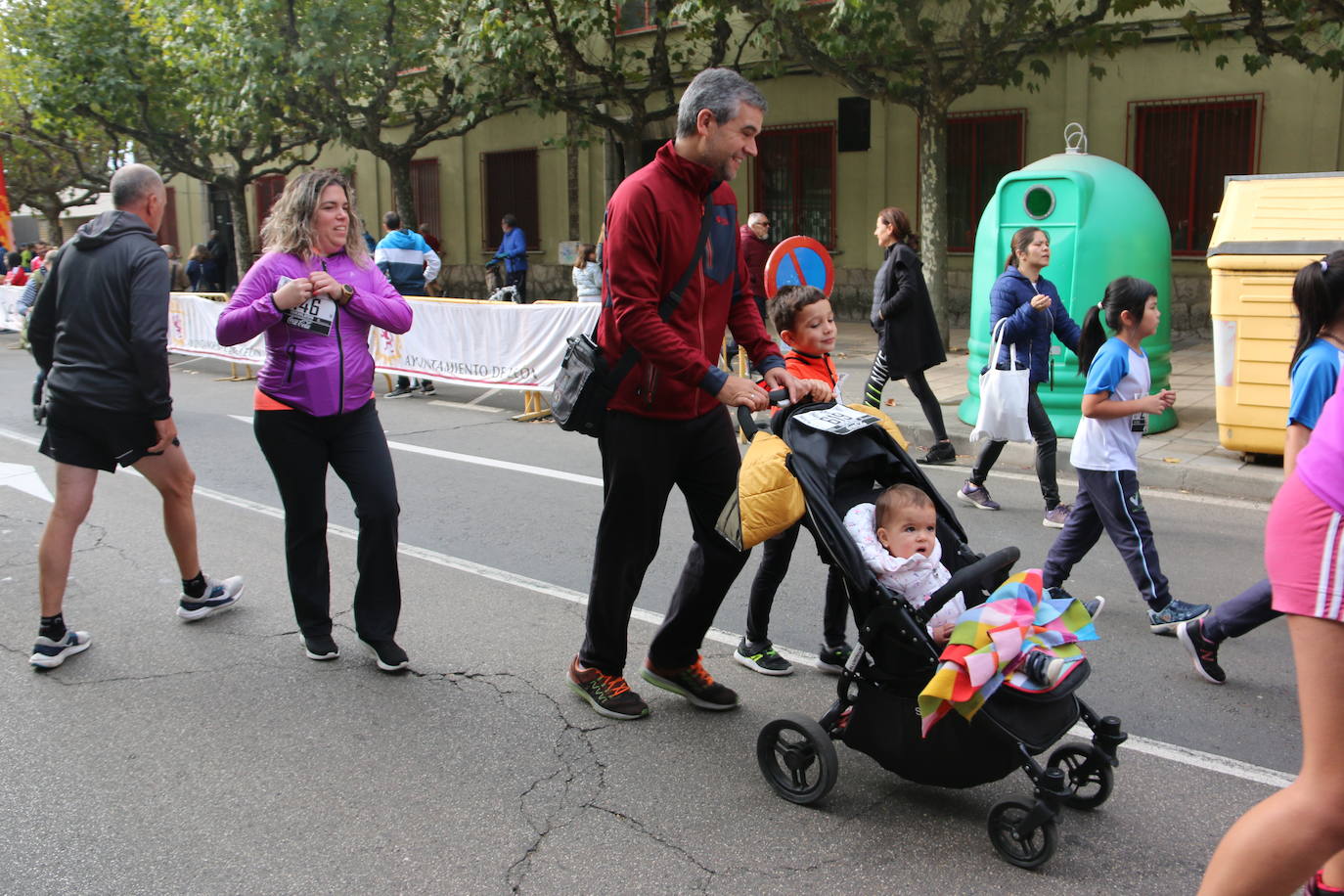 Centenares de personas se suman a la prueba no competitiva para disfrutar de una mañana de deporte.