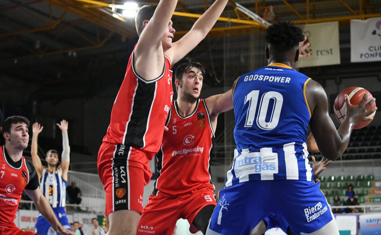 Un momento del encuentro entre el Clínica y el Basket Navarra.