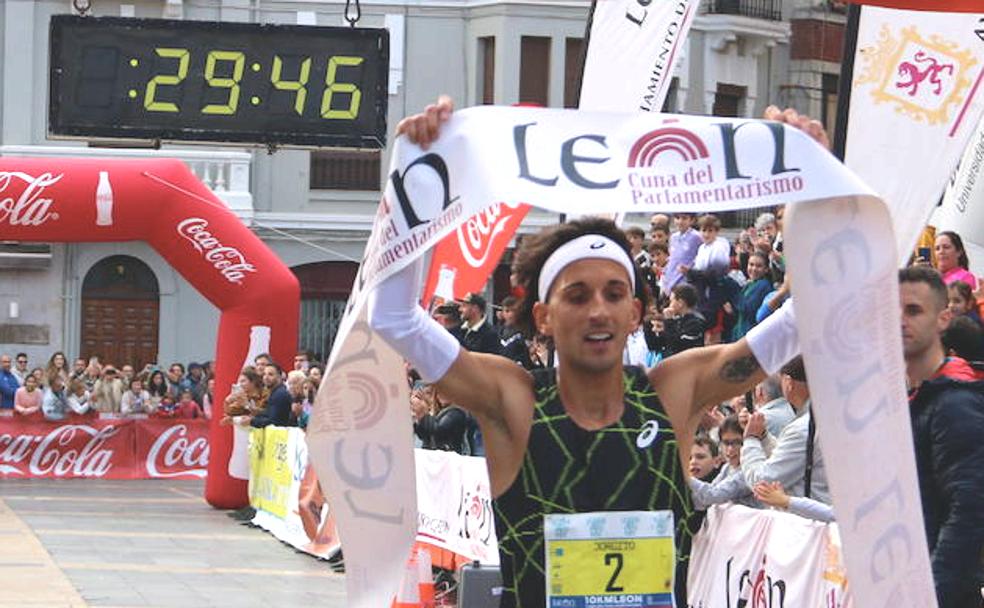 Jorge Blanco se proclama campeón de la prueba de los 10 kilómetros con un crono estratosférico.