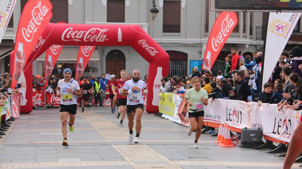 Llegada de los atletas a la línea de meta (II)