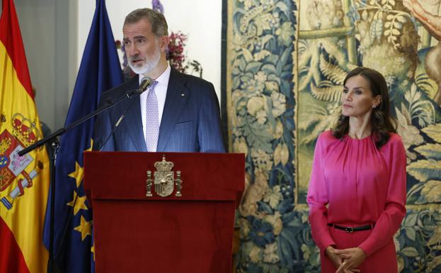 El rey Felipe y la reina Letizia este domingo en Berlín, durante la recepción a la colectividad española residente en Alemania.