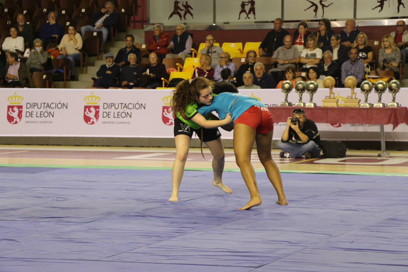 Corro de lucha leonesa en el Palacio de los Deporte.