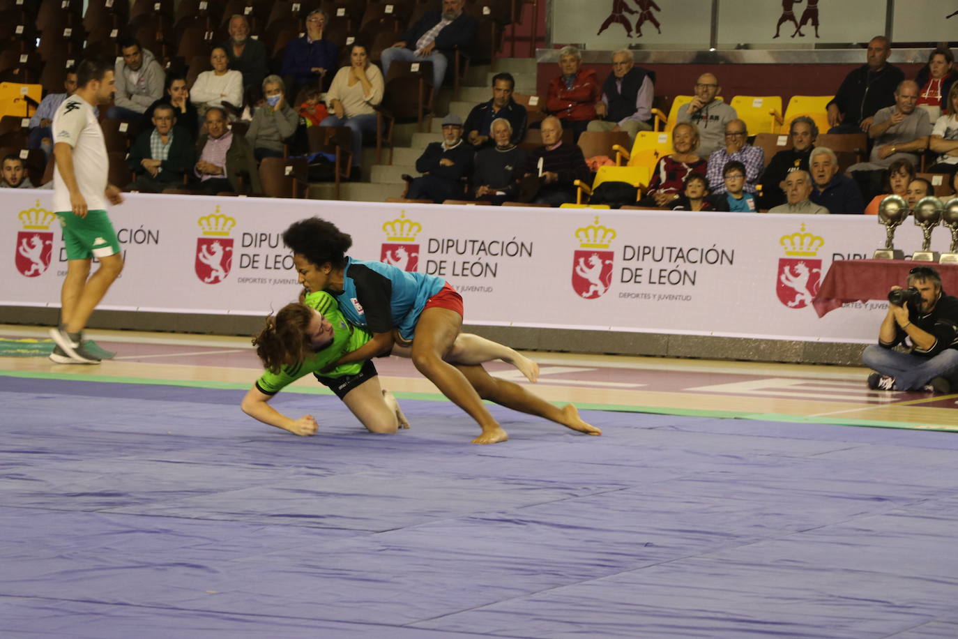 Corro de lucha leonesa en el Palacio de los Deporte.