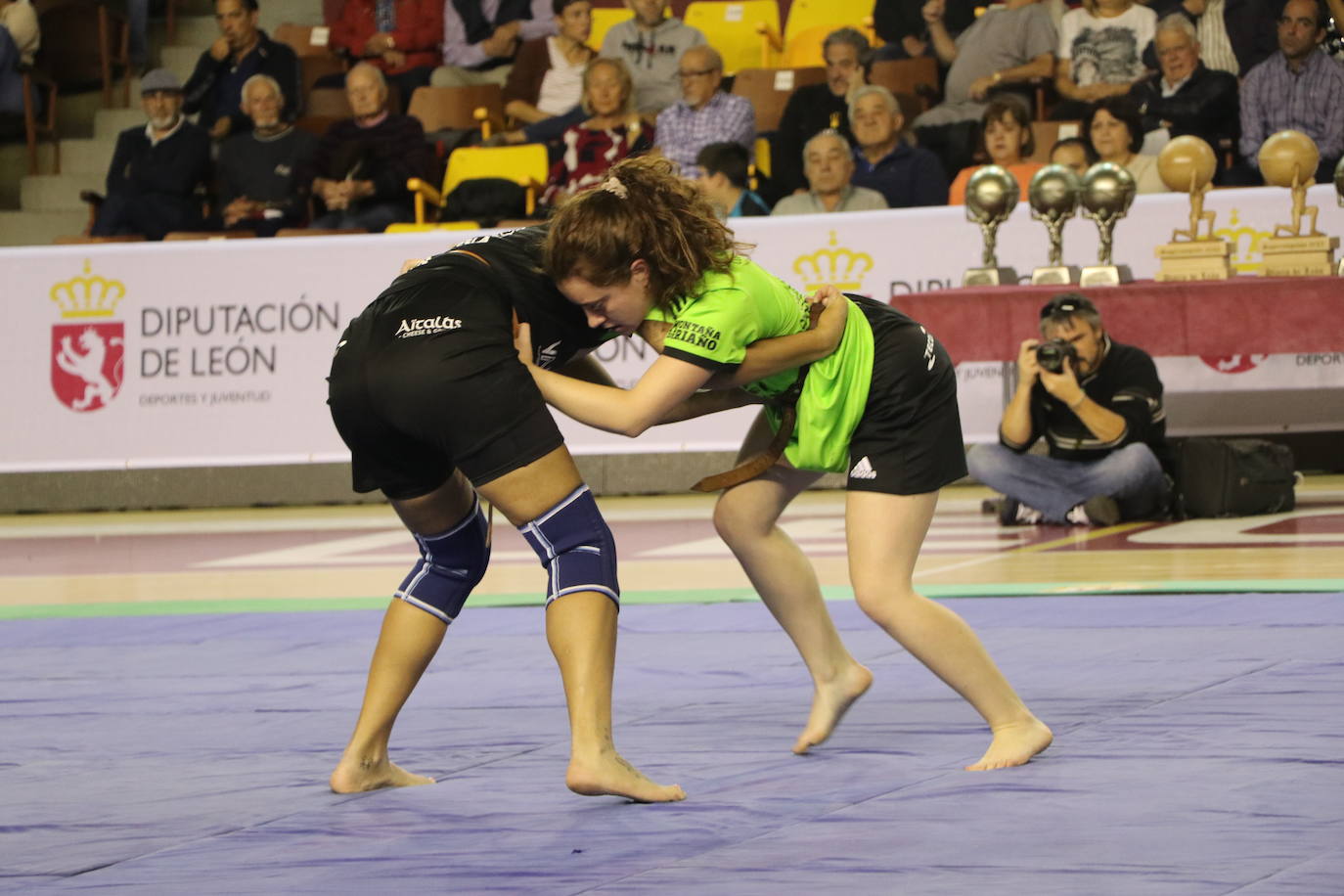 Corro de lucha leonesa en el Palacio de los Deporte.