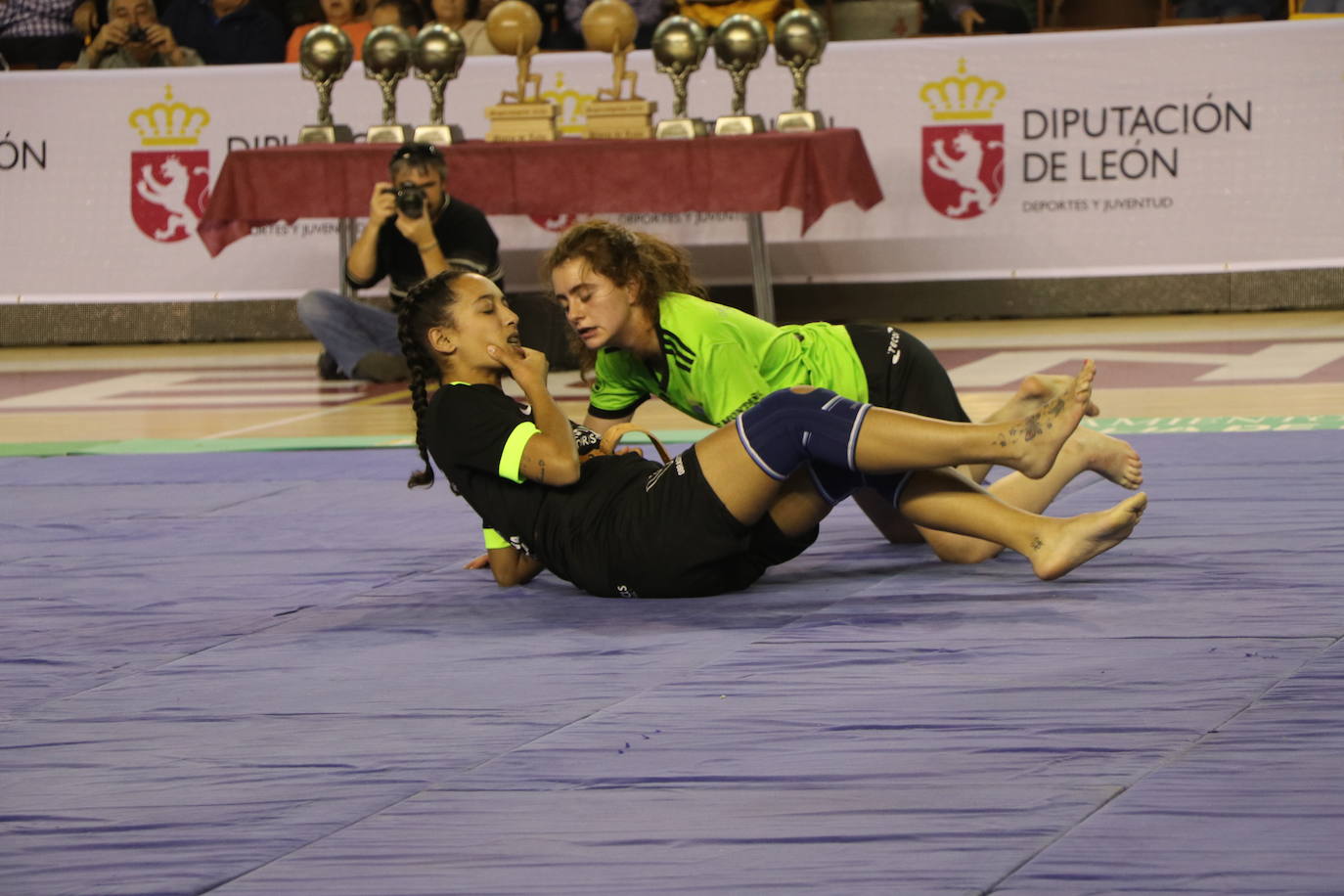 Corro de lucha leonesa en el Palacio de los Deporte.