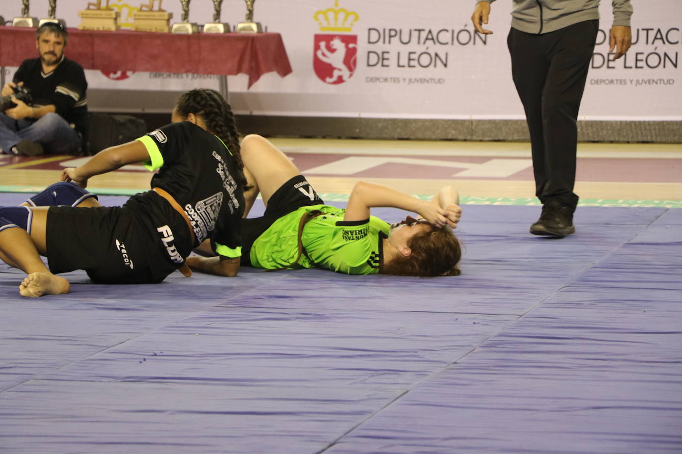 Corro de lucha leonesa en el Palacio de los Deporte.