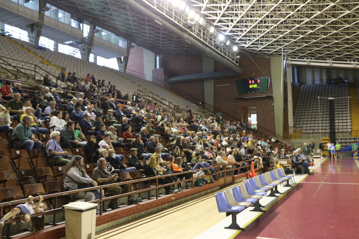 Corro de lucha leonesa en el Palacio de los Deporte.