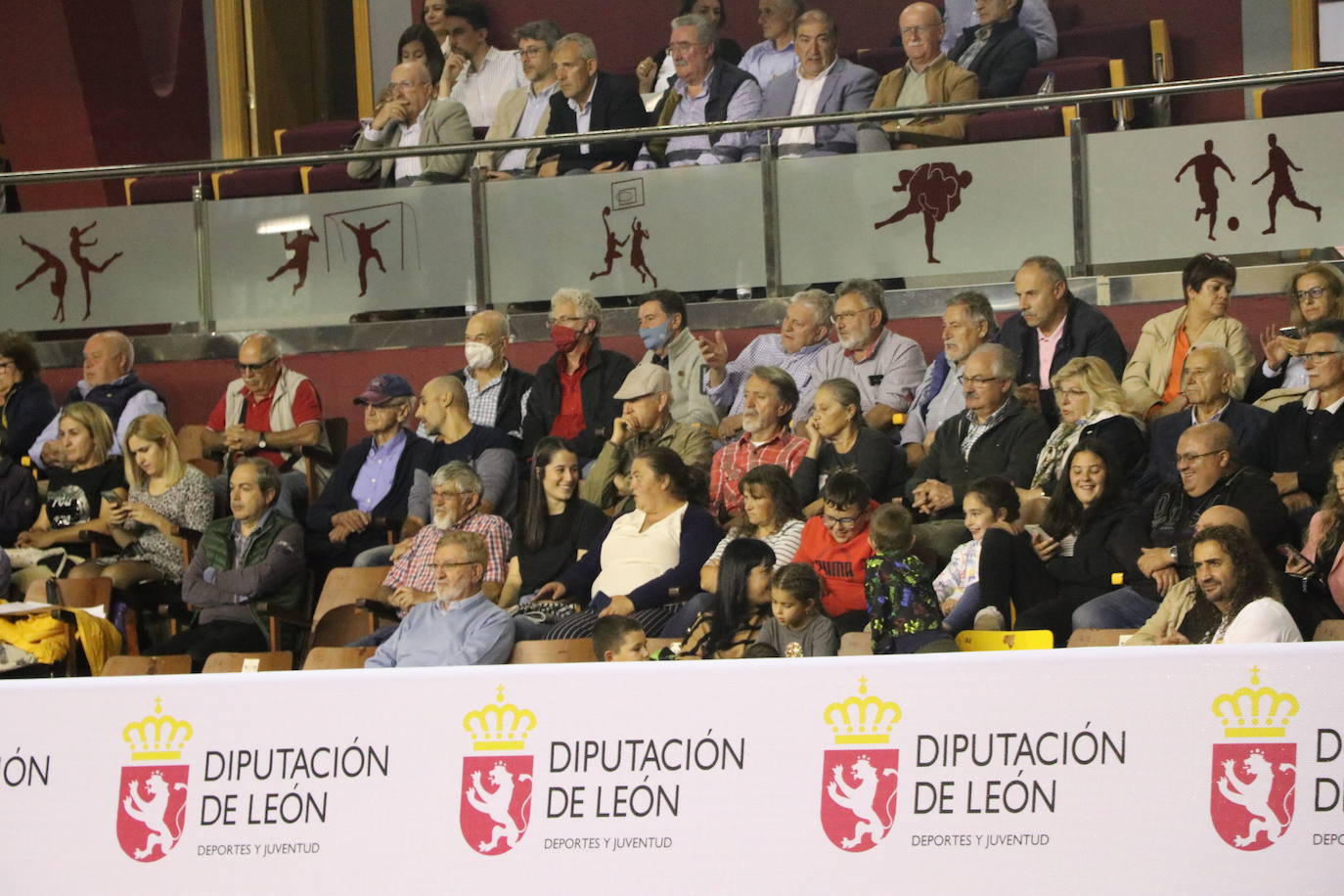 Corro de lucha leonesa en el Palacio de los Deporte.