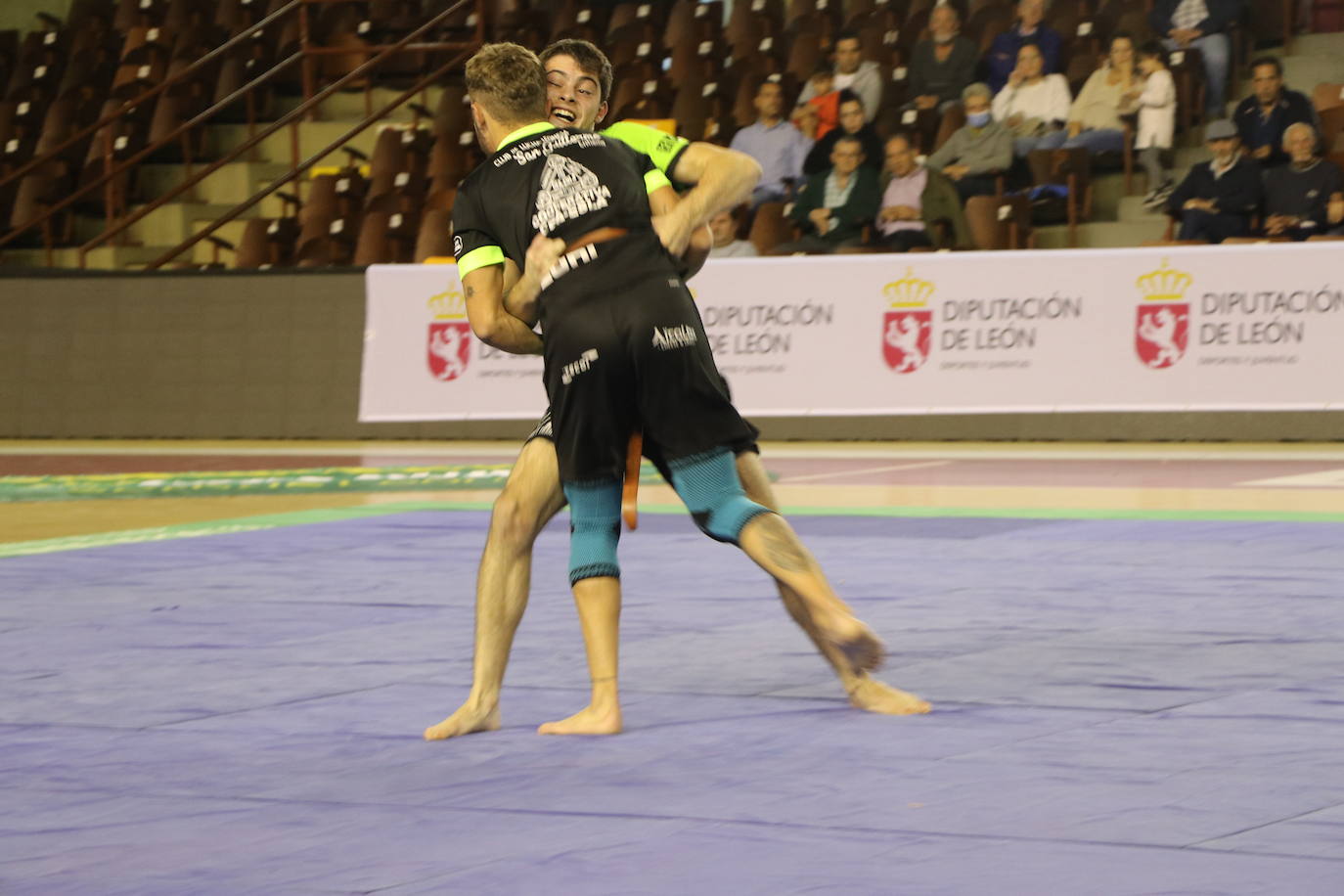 Corro de lucha leonesa en el Palacio de los Deporte.