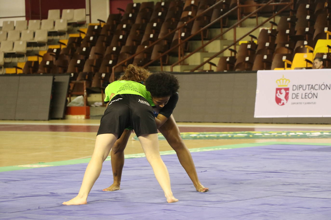 Corro de lucha leonesa en el Palacio de los Deporte.