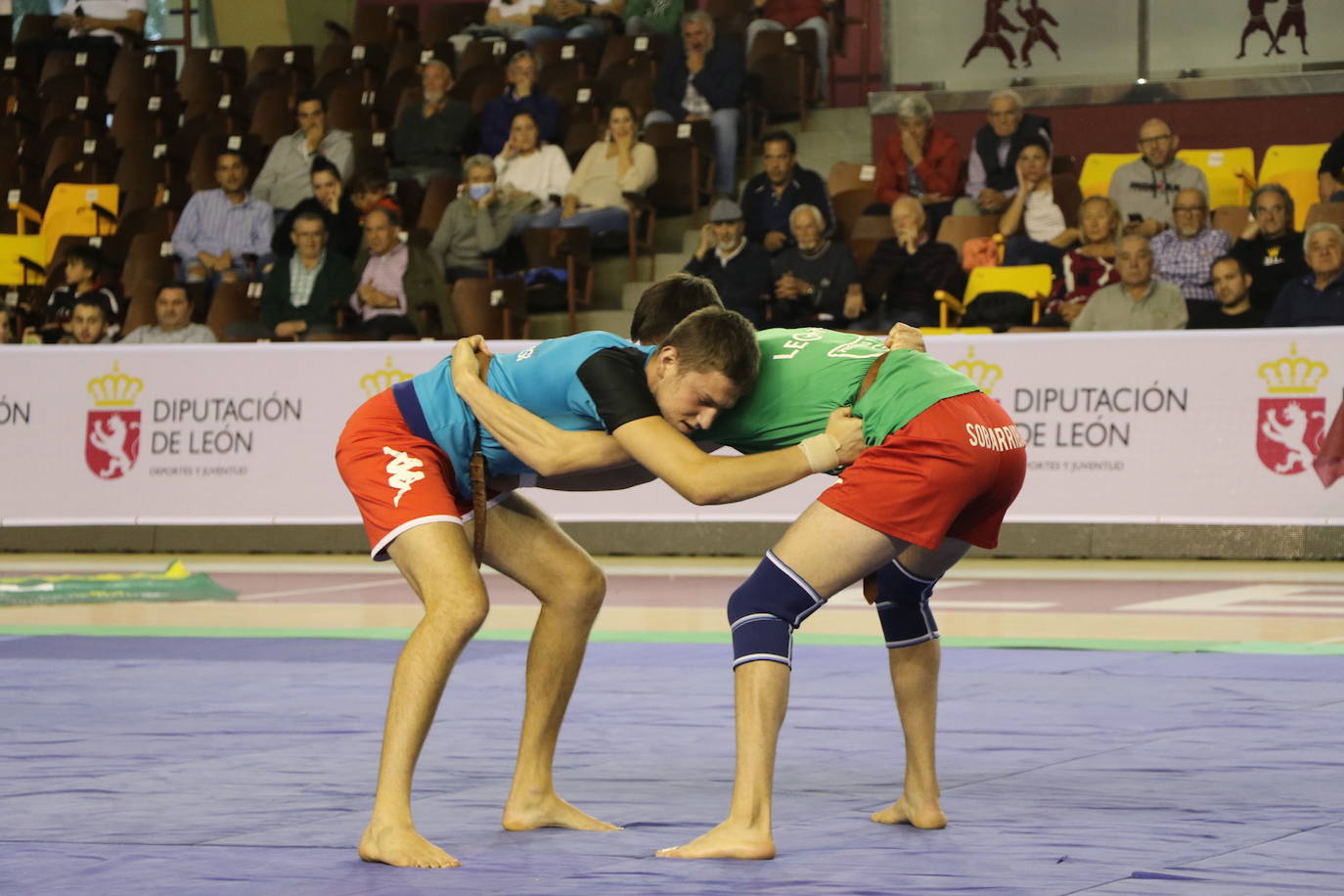 Corro de lucha leonesa en el Palacio de los Deporte.