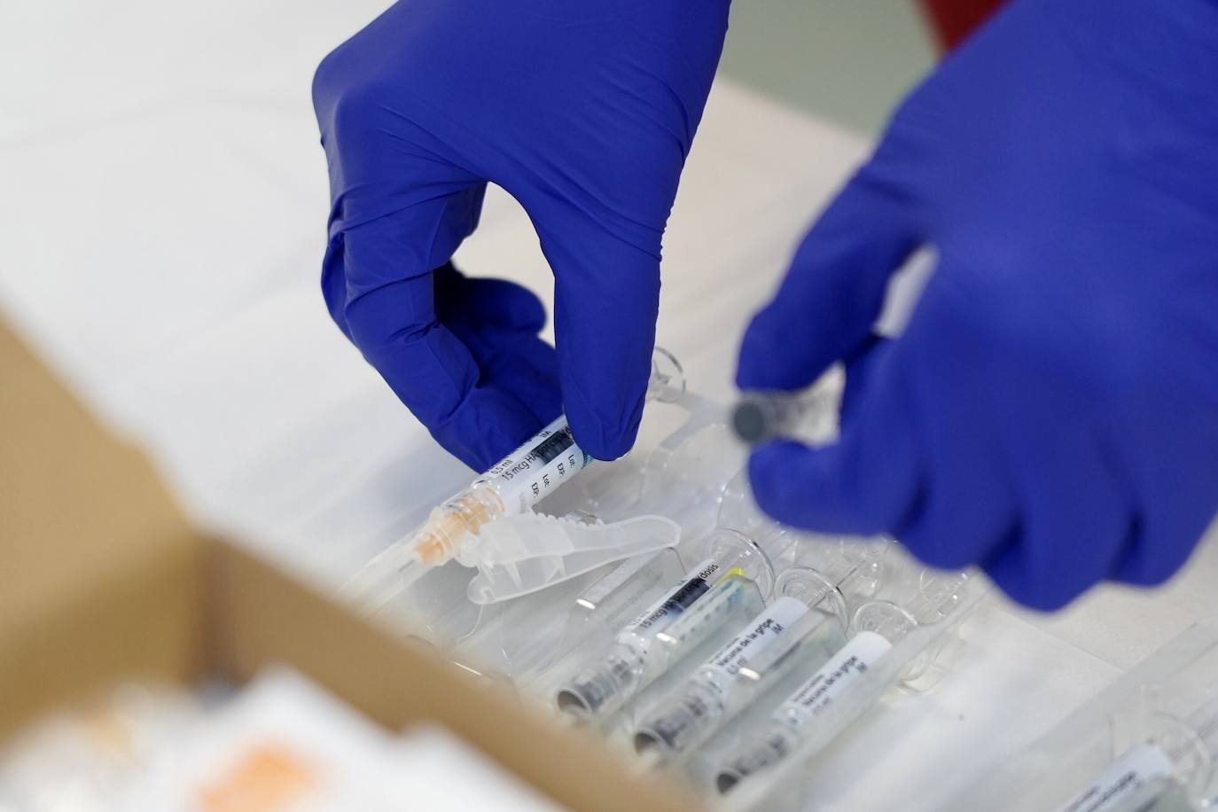 El consejero de Sanidad, Alejandro Vázquez, recibe la vacuna antigripal, en el marco de la campaña autonómica 2022 de vacunación sistemática frente a la gripe.