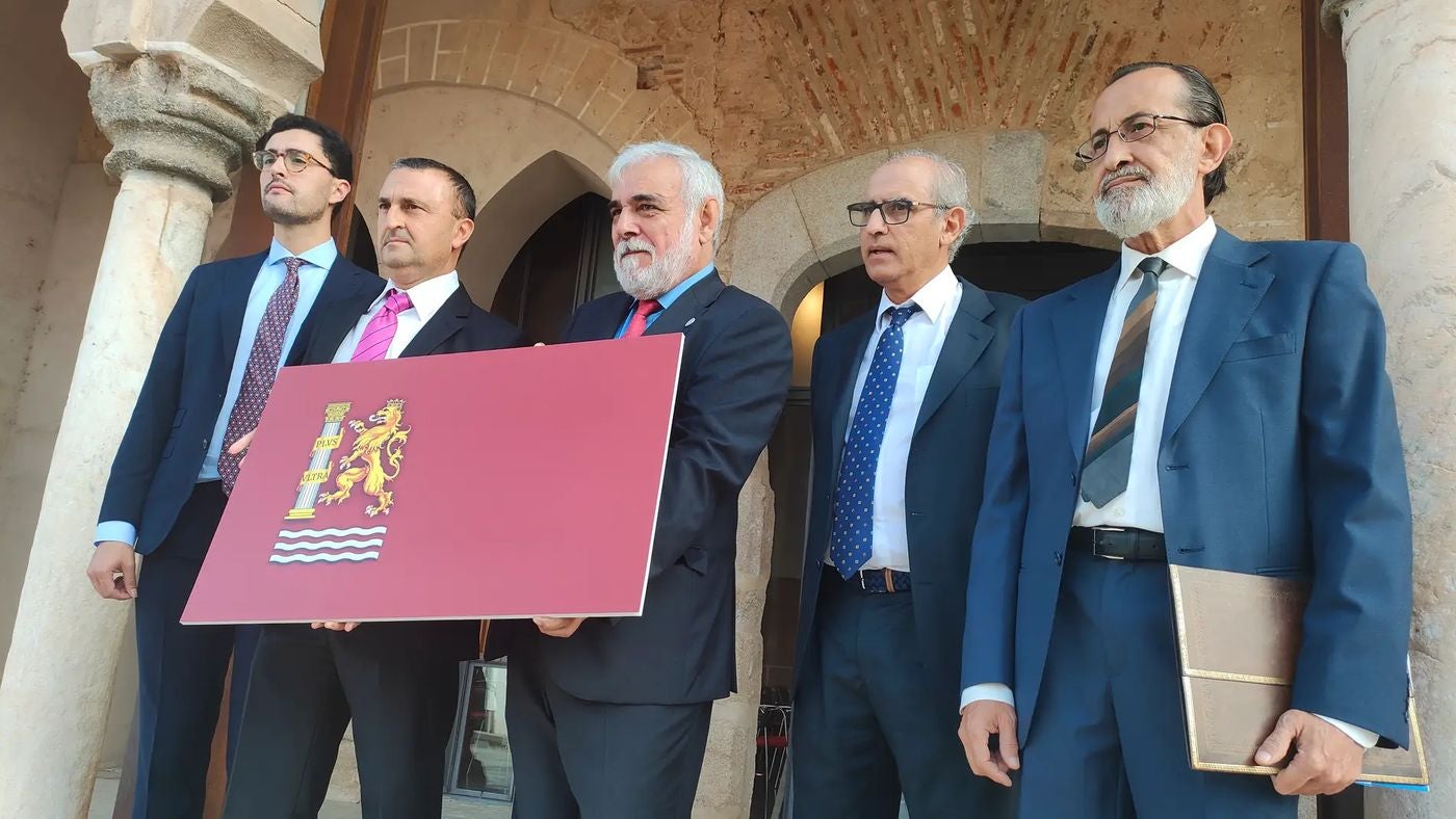 El color es uno de los aspectos fundamentales. Aunque en un principio se valoró la posibilidad de que la bandera tuviese el fondo claro y el león rampante en carmesí, finalmente se ha optado por el fondo carmesí. Este cambio se debe a que la comisión llegó a la conclusión que, aunque cuando Alfonso IX de León conquistó la ciudad en 1230 entró con el pendón del Reino de León (compuesto por una bandera blanca con un león púrpura rampante), la dependencia del Reino de León duró poco. Se le concedió la categoría de ciudad realenga dependiente de la corona, al mismo tiempo que le dio fuero y carta puebla.