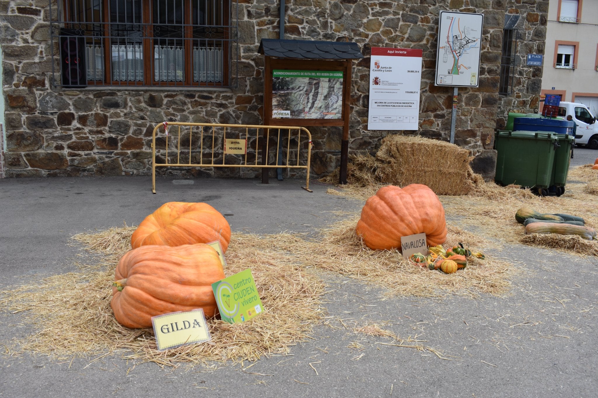 icultores, artesanos, restauradores y reposteros llenaron el pueblo con sus puestos.